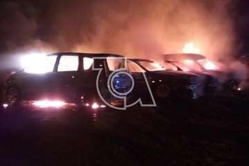 Cinco vehículos calcinados un incendio intencionado en un solar de El Ejido-Telde/TA.